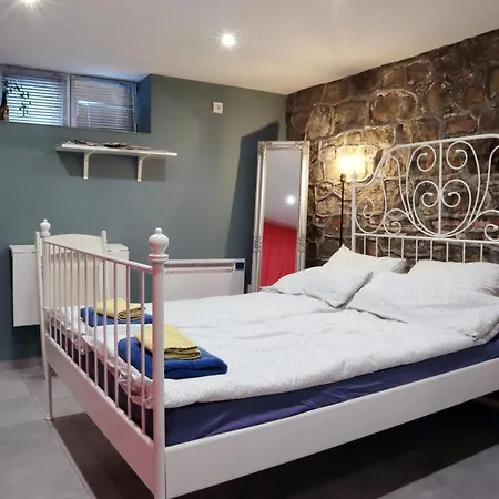 Center Cave Apartment *